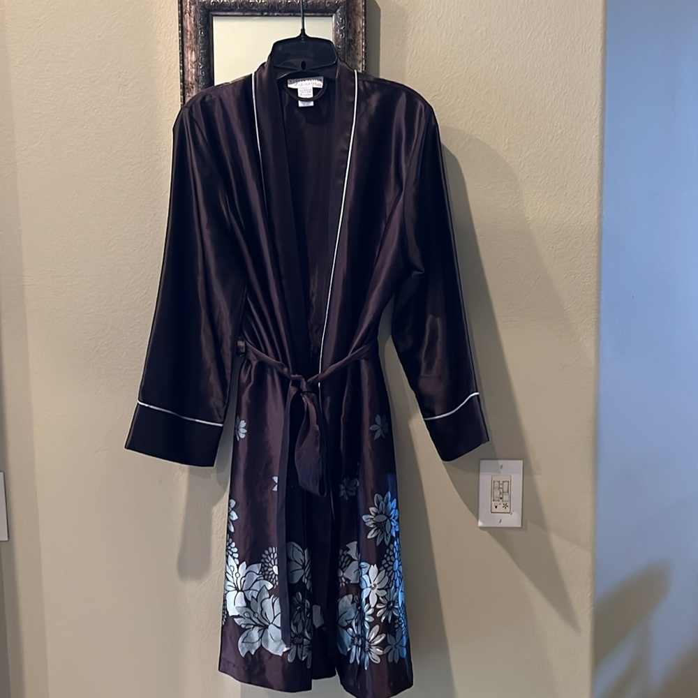 Robe, Gorgeous used polyester robe size medium brown/blue - Picture 1 of 8